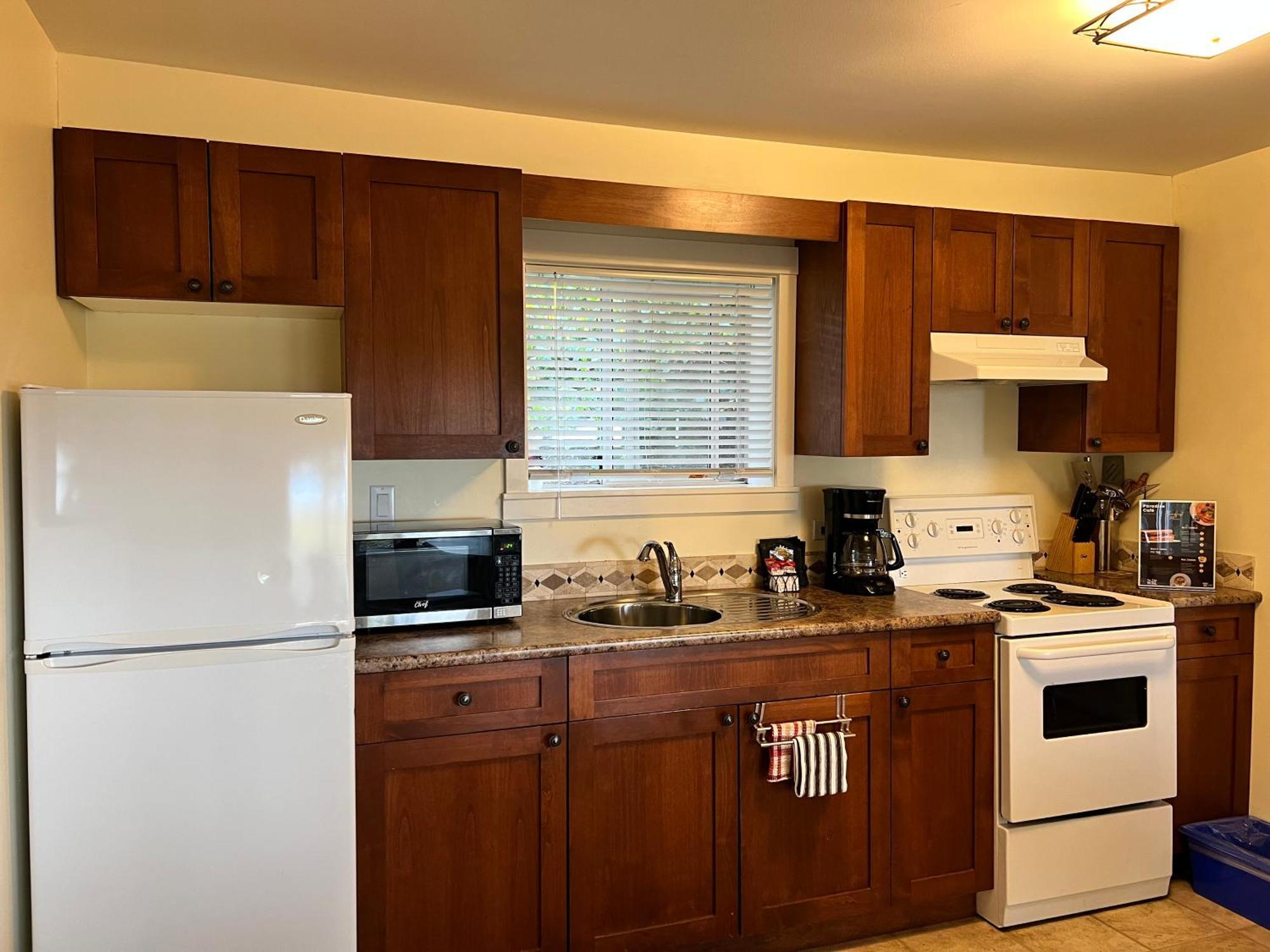 Sea Edge Motel Parksville Room photo