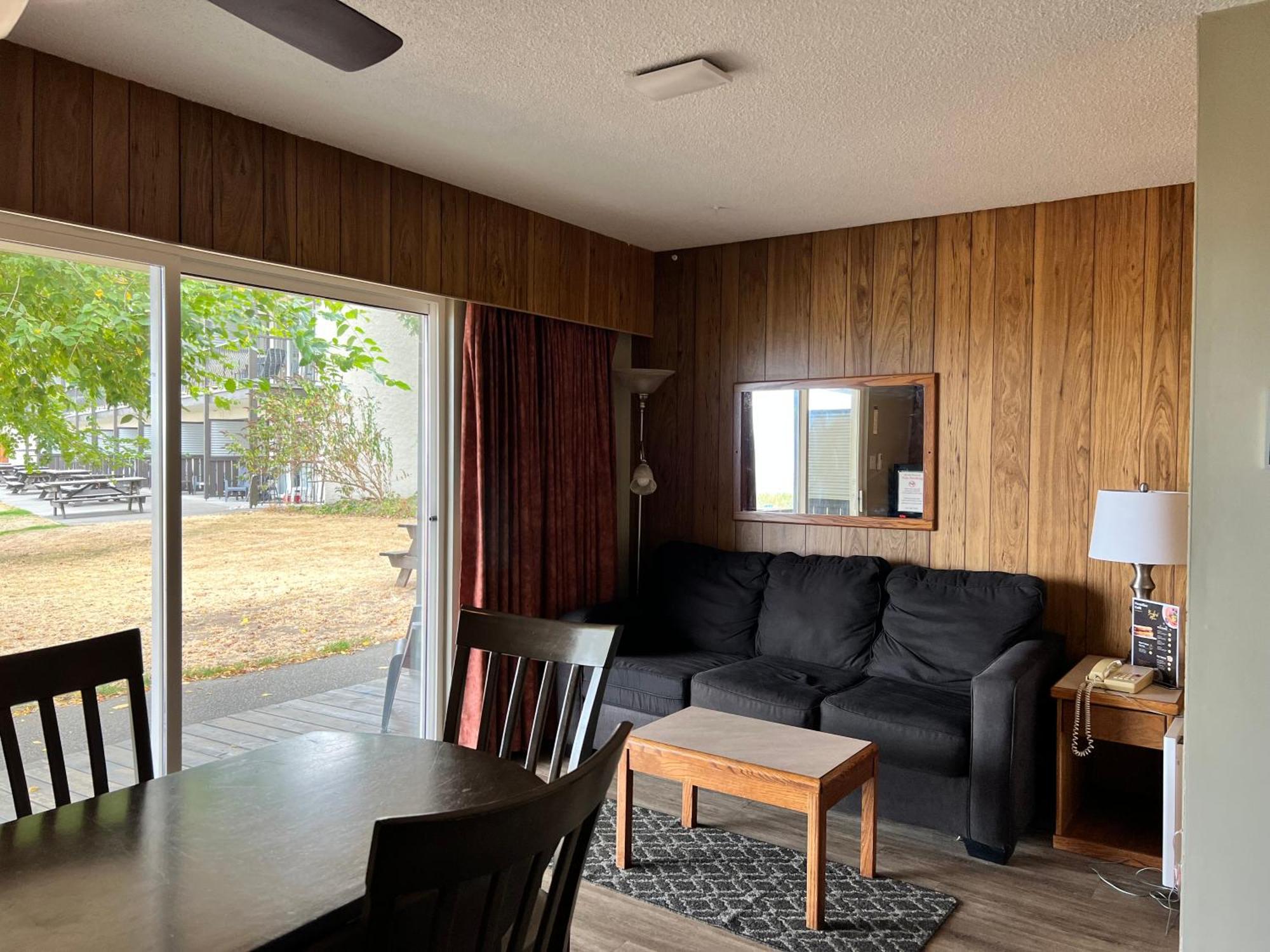 Sea Edge Motel Parksville Room photo