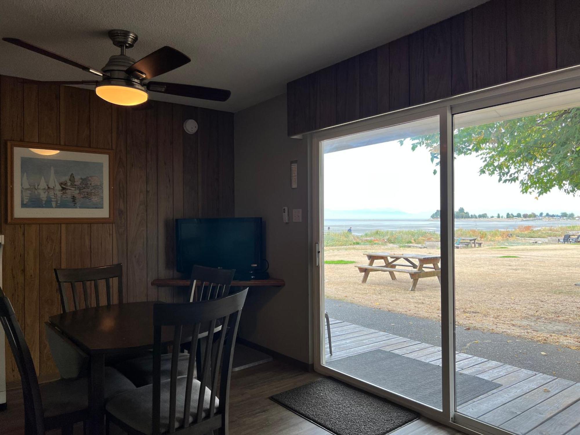 Sea Edge Motel Parksville Room photo